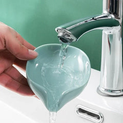 Leaf-Shaped Self-Draining Soap Holder | Stylish Waterfall Design with Suction Base for Bathroom & Kitchen | Random Colors